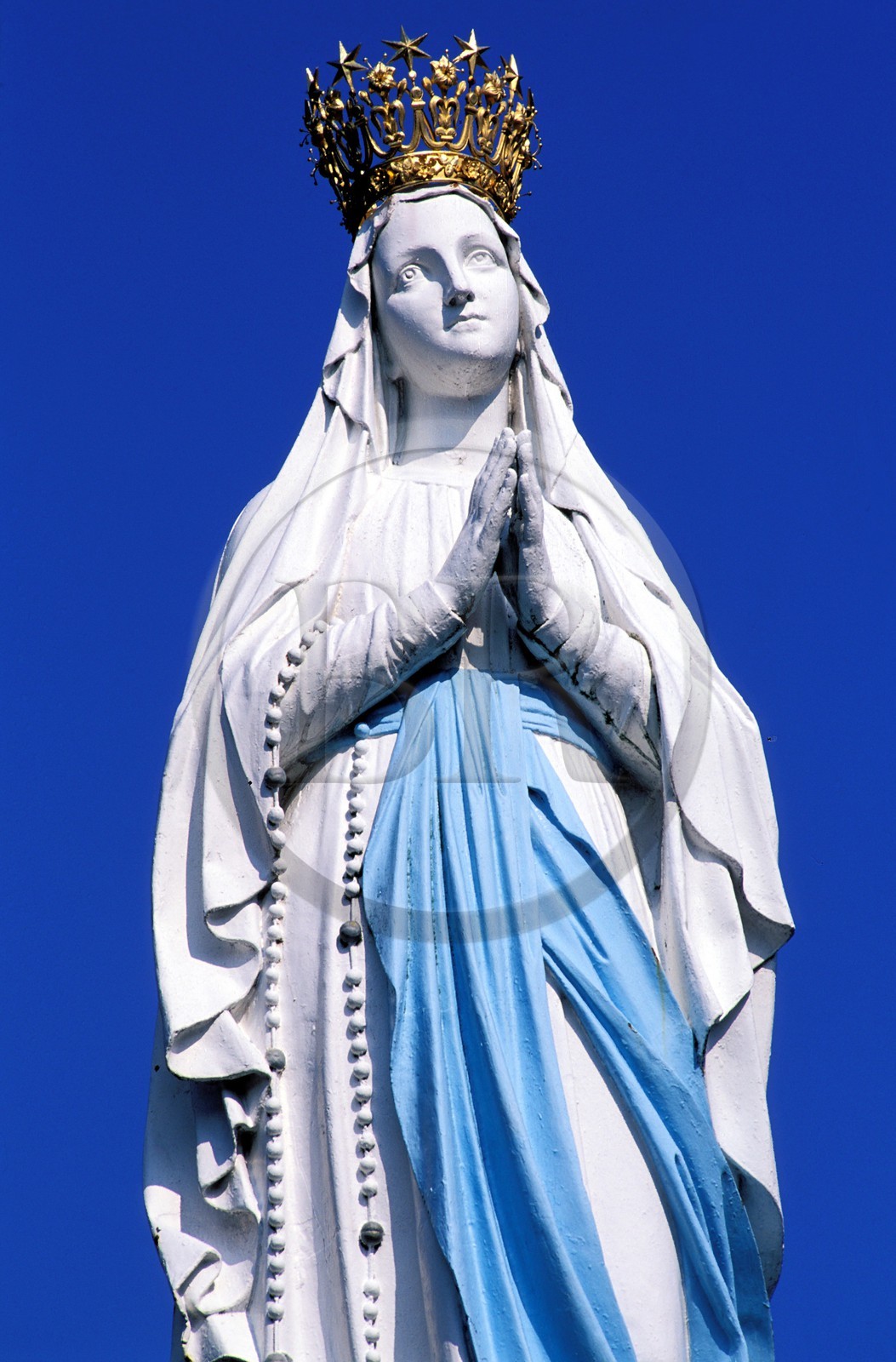 France, Hautes-Pyrénées (65), Lourdes, statue de la Vierge sur l'esplanade du rosaire