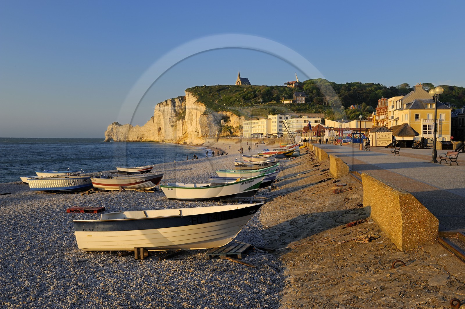 France, Seine-Maritime (76), Pays de Caux, Côte d'Albâtre, Etretat et sa plage, en arriere plan la falaise d'Amont et l'église Notre-Dame-de-la-Garde