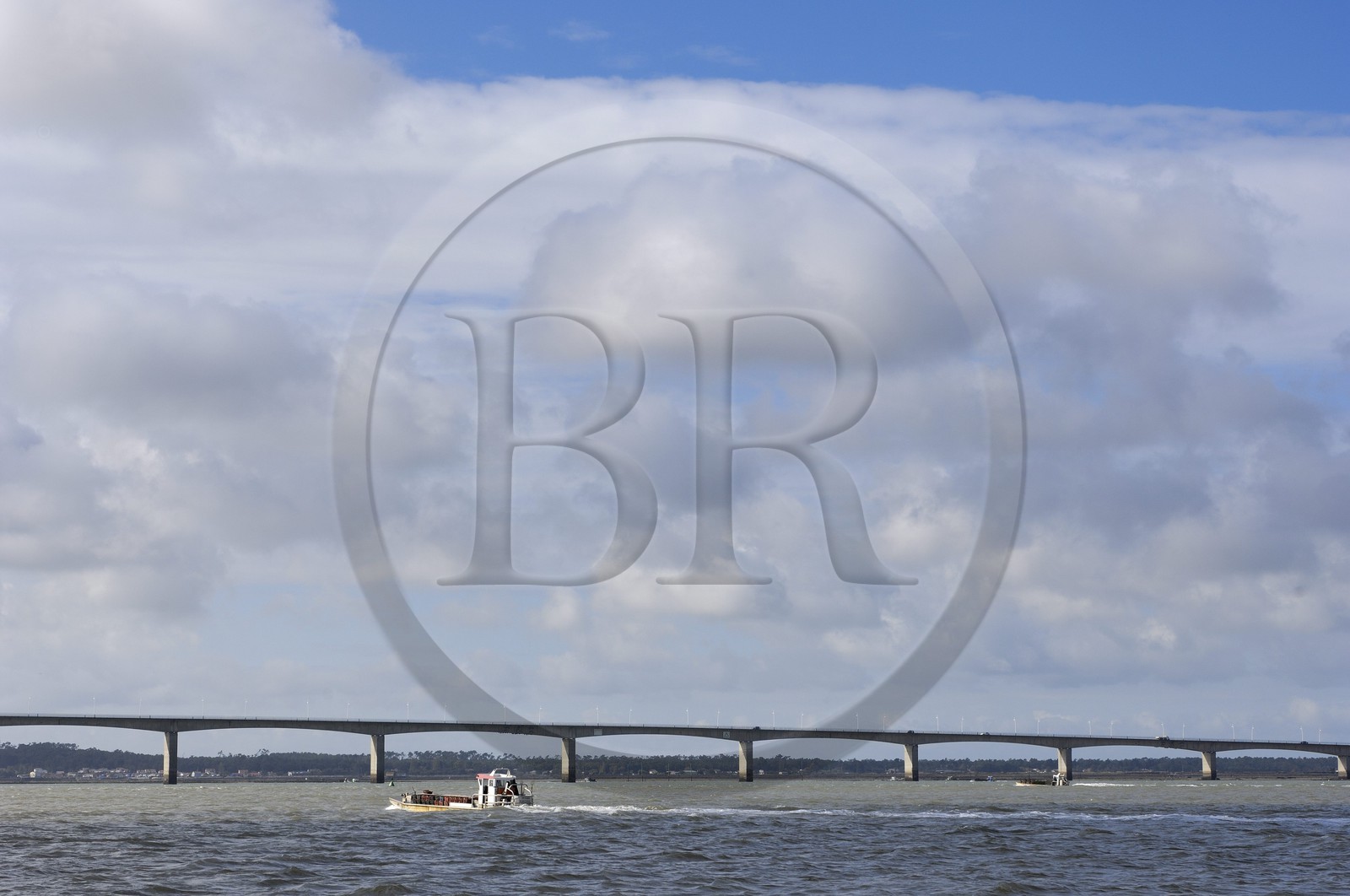 France, Charente-Maritime (17), Ile d'Oléron, le pont viaduc d'Oléron et chaland à huîtres