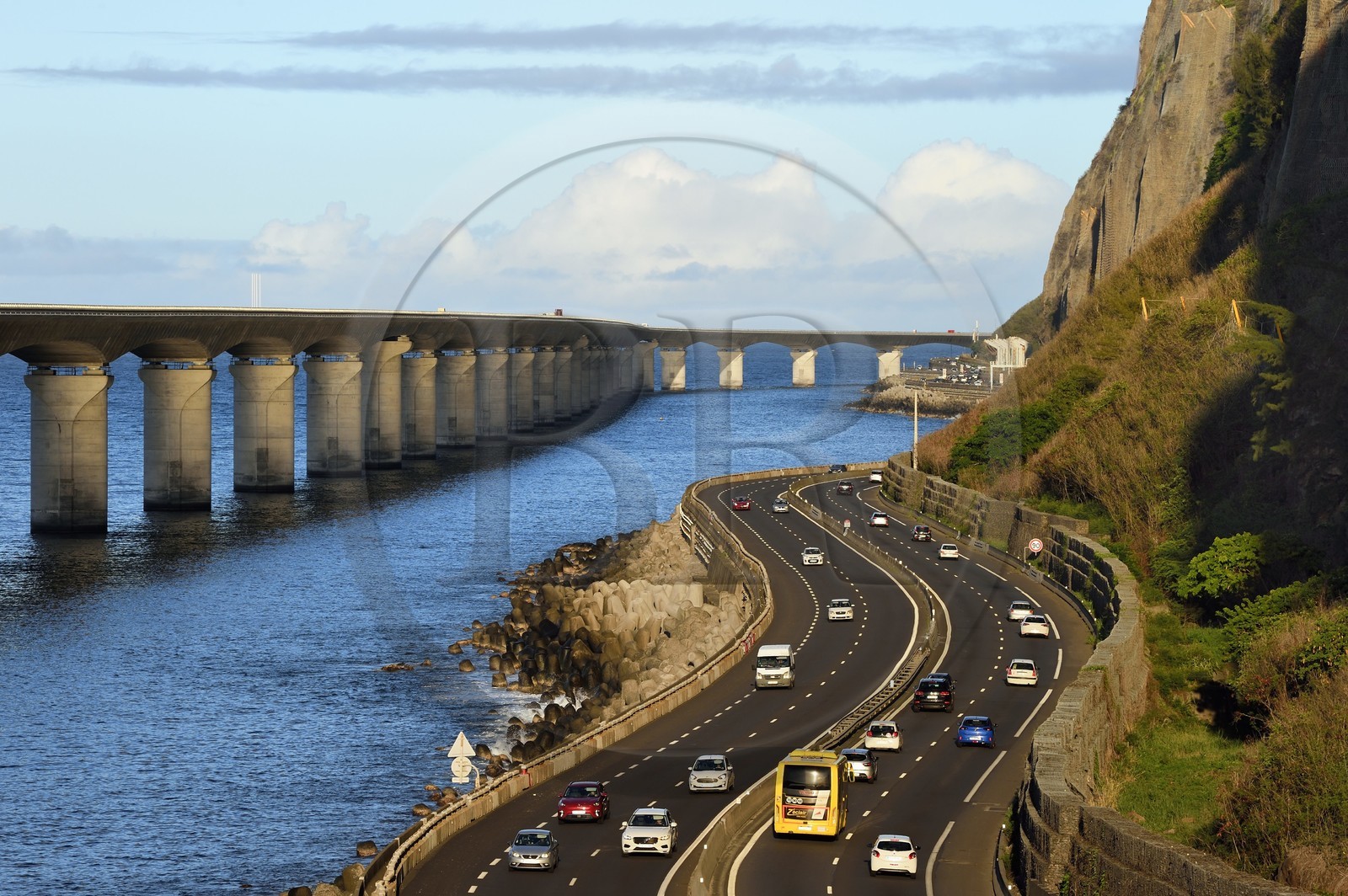 France, Ile de la Reunion, La Possession, l'ancienne route nationale toujours sous la menace de chutes de pierres et la Nouvelle Route du Littoral (NRL) sur la gauche, viaduc maritime long de 5,4 km entre la capitale Saint-Denis et le principal port de commerce à l’Ouest