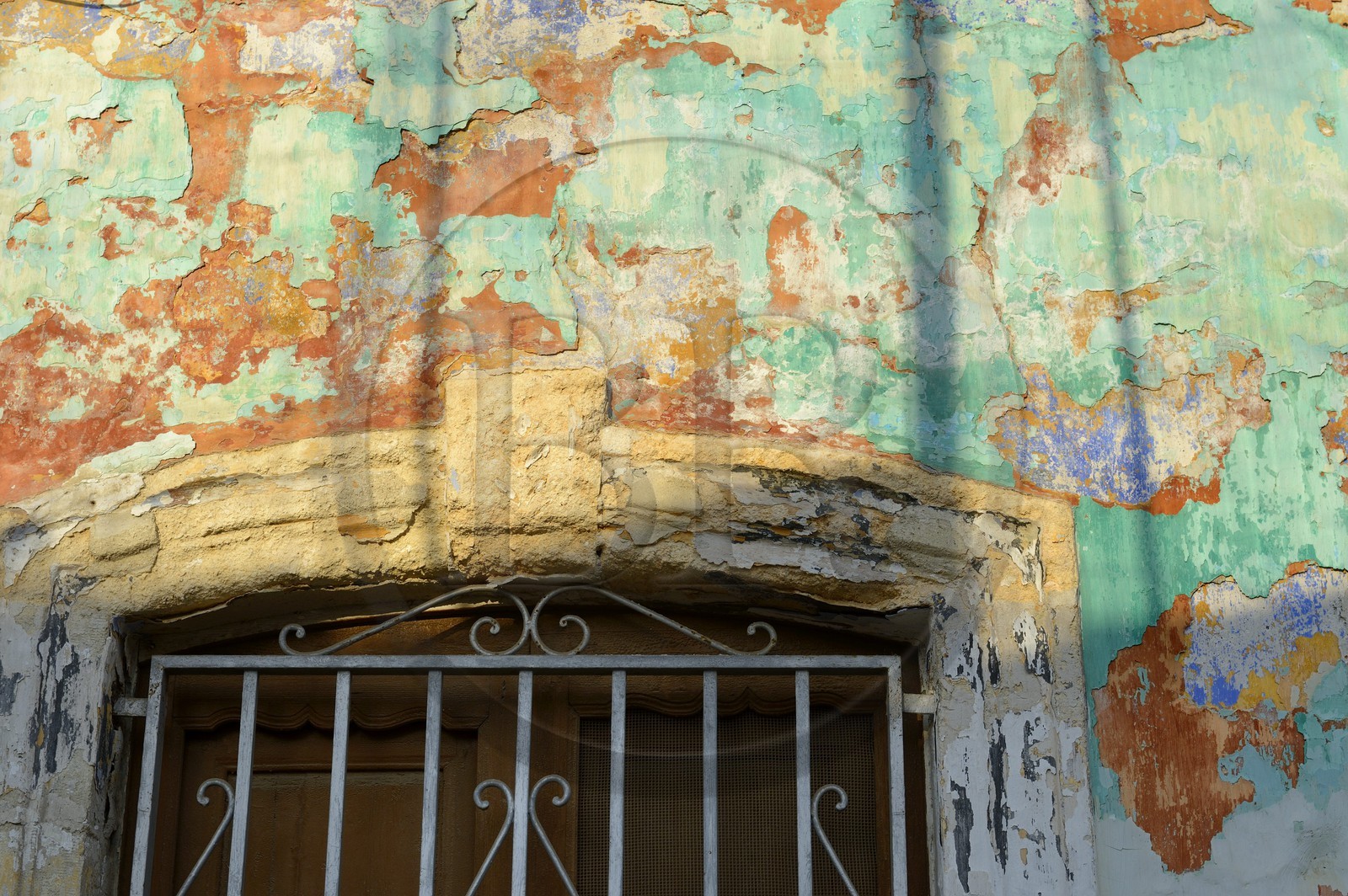 Espagne, Andalousie, Almeria, peinture défraichie sur une facade de mur
