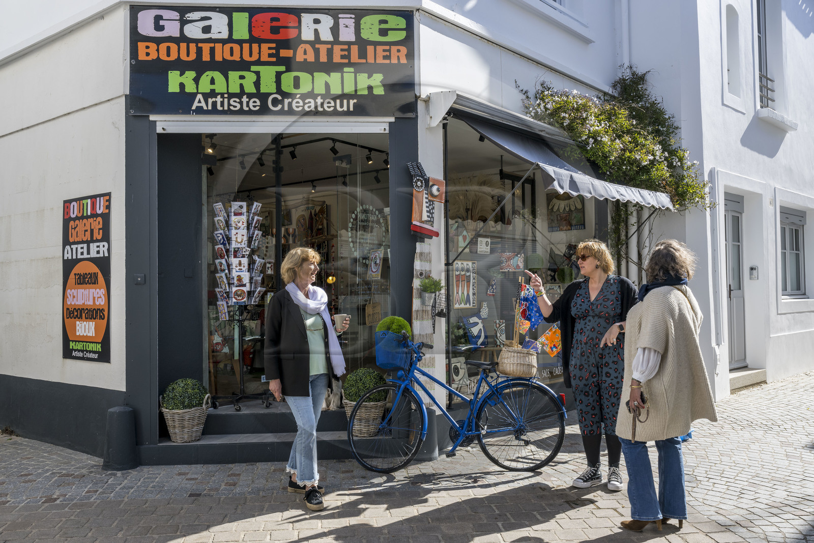 France, Vendée (85), Saint-Gilles-Croix-de-Vie, le marché dans le quartier Saint Gilles, la Galerie, boutique atelier de l'artiste créateur Kartonik, Céline Morit