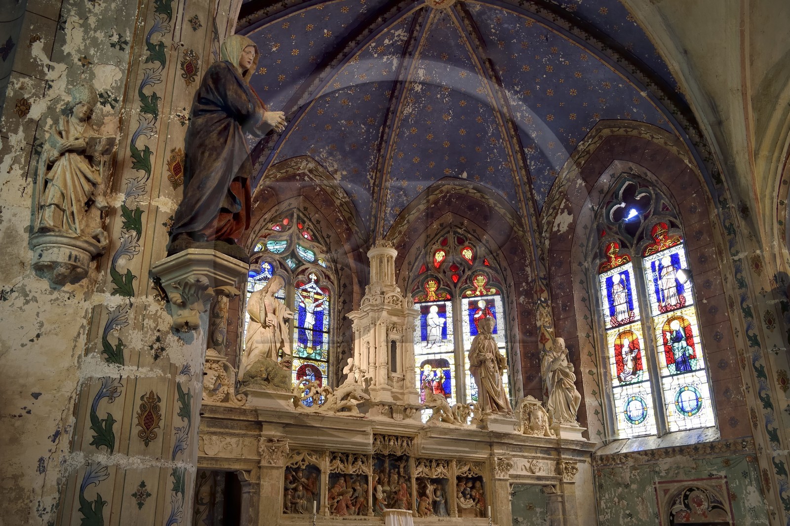 France, Meuse (55), Génicourt-sur-Meuse, église Sainte-Marie-Madeleine, statue de la Vierge attribuée au sculpteur Ligier Richier (XVIème siècle) à gauche du retable en pierre
