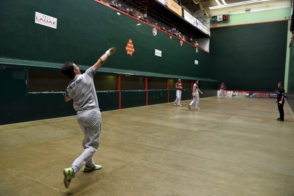 France, Pyrénées-Atlantiques (64), Pays-Basque, Saint-Jean-Pied-de-Port, trinquet Garat, traditionnelle partie de Pelote basque à main nue pour la coupe des Chasseurs