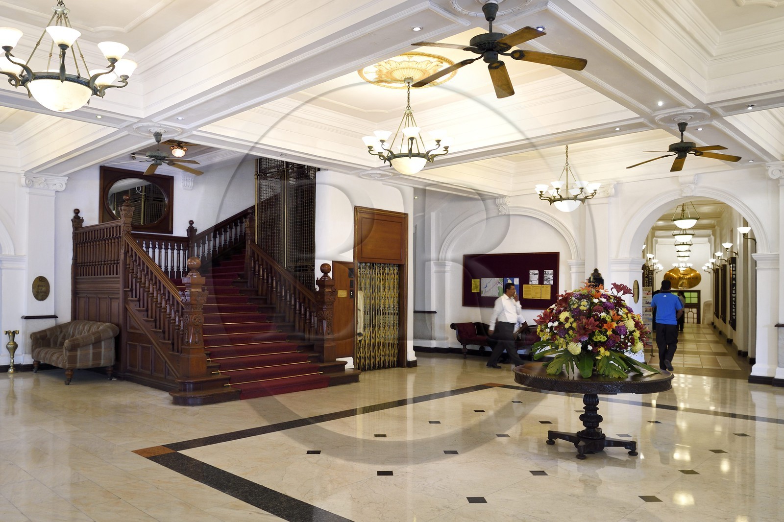 Sri Lanka, province du centre, Kandy, le Queen hotel datant de l'époque coloniale, hall principal