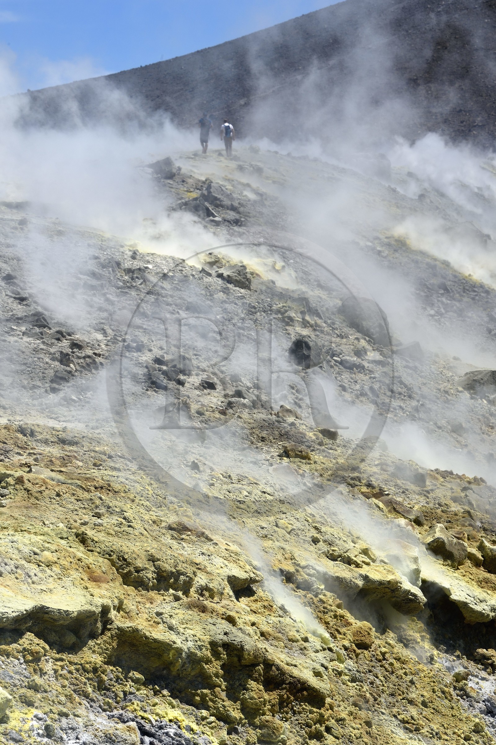 Italie, Sicile, iles Eoliennes, classées Patrimoine Mondial de l'UNESCO, ile de Vulcano, randonneurs dans l'ascension du cratère du volcan della Fossa à travers les fumerolles soufrées