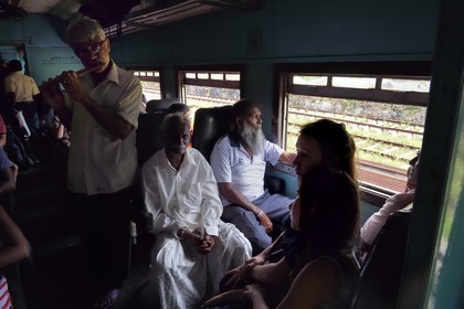 Sri Lanka, Province du Sud, train de Galle à Colombo, un flutiste accompagne les voyageurs