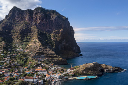 Portugal, Ile de Madère, randonnée de Machico à Porto da Cruz par le Vereda do Larano, la baie de Porto da Cruz dominé par le Rocher de l'aigle (Penha d'Aguia) (vue aérienne)