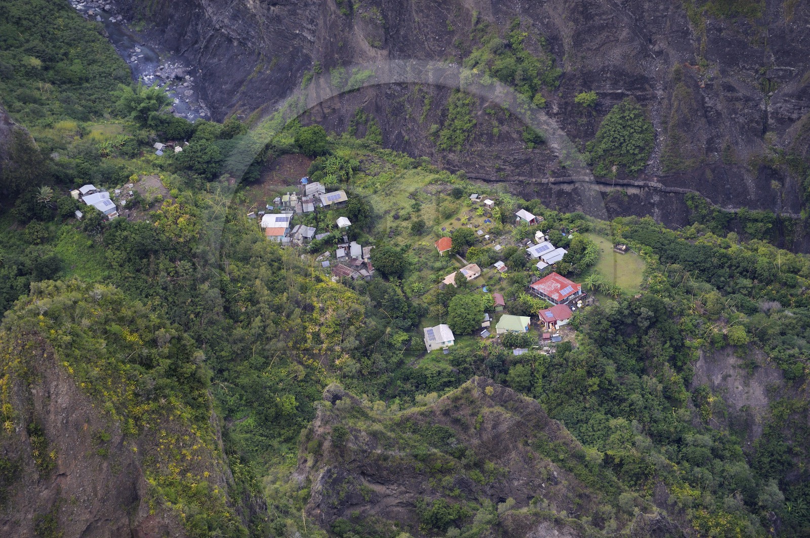 France, Ile de la Reunion, le cirque de Mafate, classé Patrimoine Mondial de l'UNESCO, petits villages isolés (Ilets) vers la Roche Plate accessibles seulement à pied ou par hélicoptère (vue aérienne)