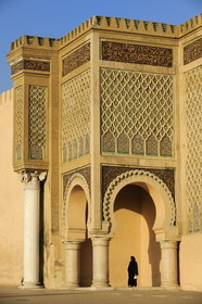 Maroc, Meknès, ville impériale, médina classée Patrimoine Mondial de l' UNESCO, une des tours de la porte Bab el Mansour entre la cité impériale et la médina sur la place el Hédime ou Lahdim