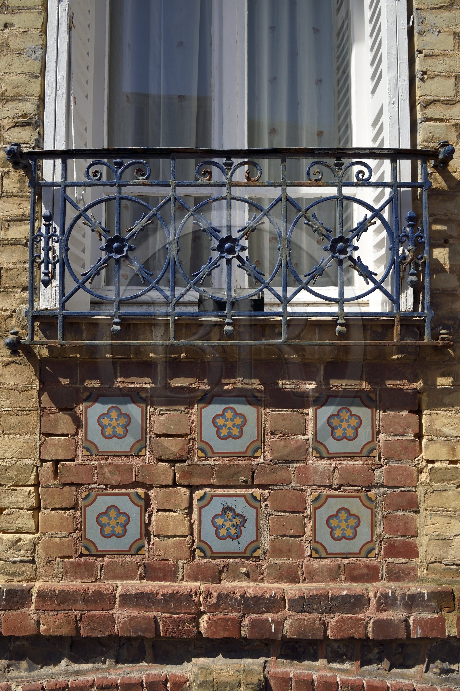 France, Seine-Maritime (76), Pays de Caux, Côte d'Albâtre, Etretat, façade de maison en briques et mosaiques