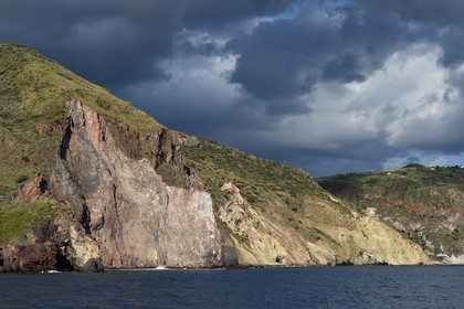 Italie, Sicile, iles Eoliennes, classées Patrimoine Mondial de l'UNESCO, Ile de Lipari, les falaises de la côte Sud-Ouest de l'île à Quattrocchi
