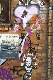 Allemagne, Berlin, Berlin-Mitte, street art dans Dircksenstrasse sous le metro aérien