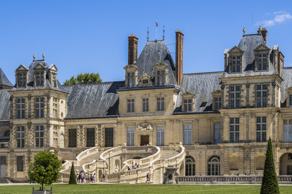 France, Seine-et-Marne (77), Fontainebleau, chateau de Fontainebleau, classé Patrimoine Mondial par l'UNESCO, Cour du Cheval blanc, escalier du Fer-à-cheval réalisé en 1550 par Philibert Delorme puis refait entre 1632 et 1634 par Jean Androuet du Cerceau, il est composé de deux monumentales volées chantournées parallèles de 46 marches