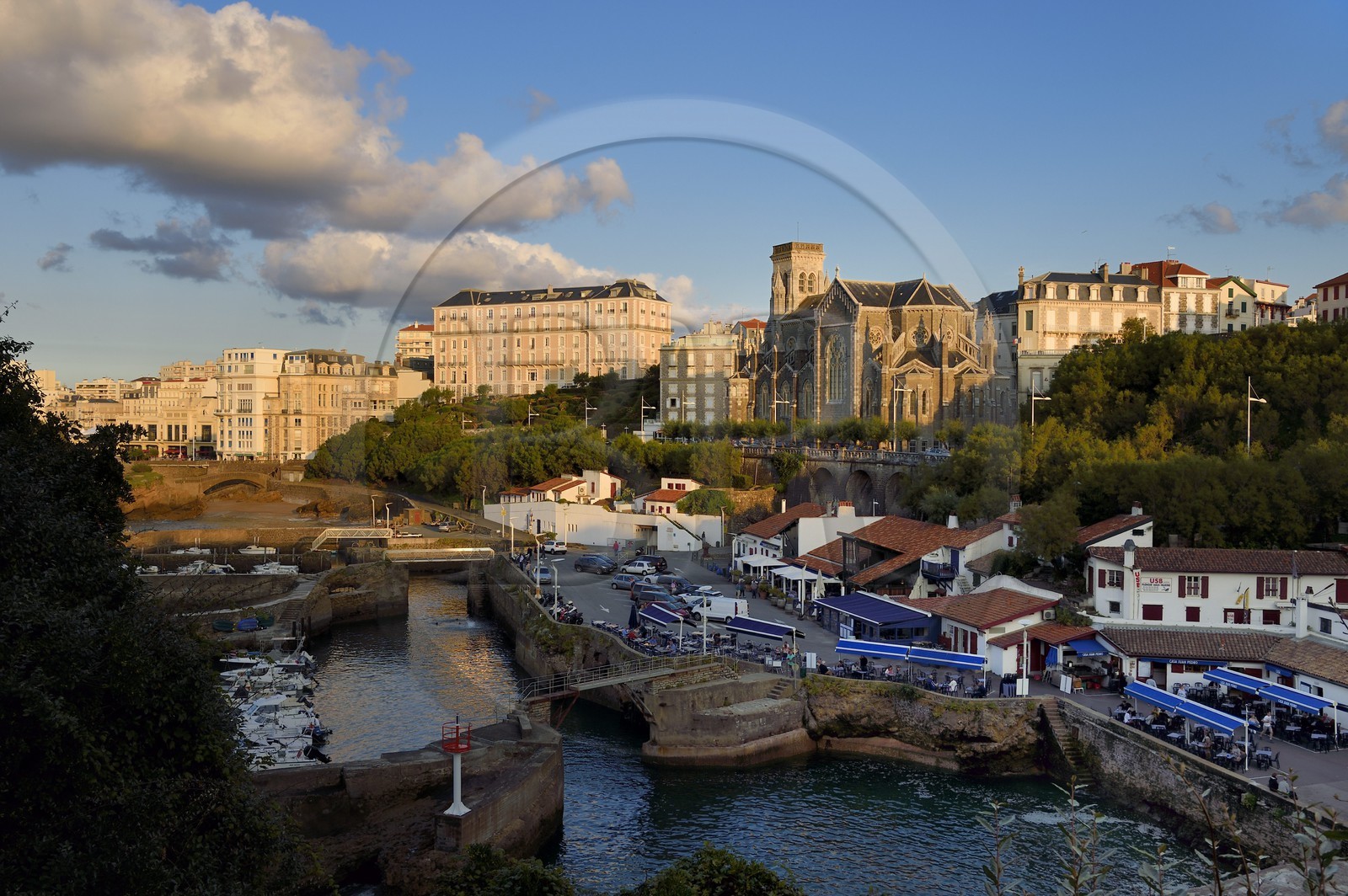 France, Pyrénées-Atlantiques (64), Pays-Basque, Biarritz, le Port des Pecheurs, l'église Sainte-Eugénie et les façades de la Grande Plage