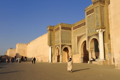 Maroc, Meknès, ville impériale, médina classée Patrimoine Mondial de l' UNESCO, la porte Bab el Mansour entre la cité impériale et la médina sur la place el Hédime ou Lahdim