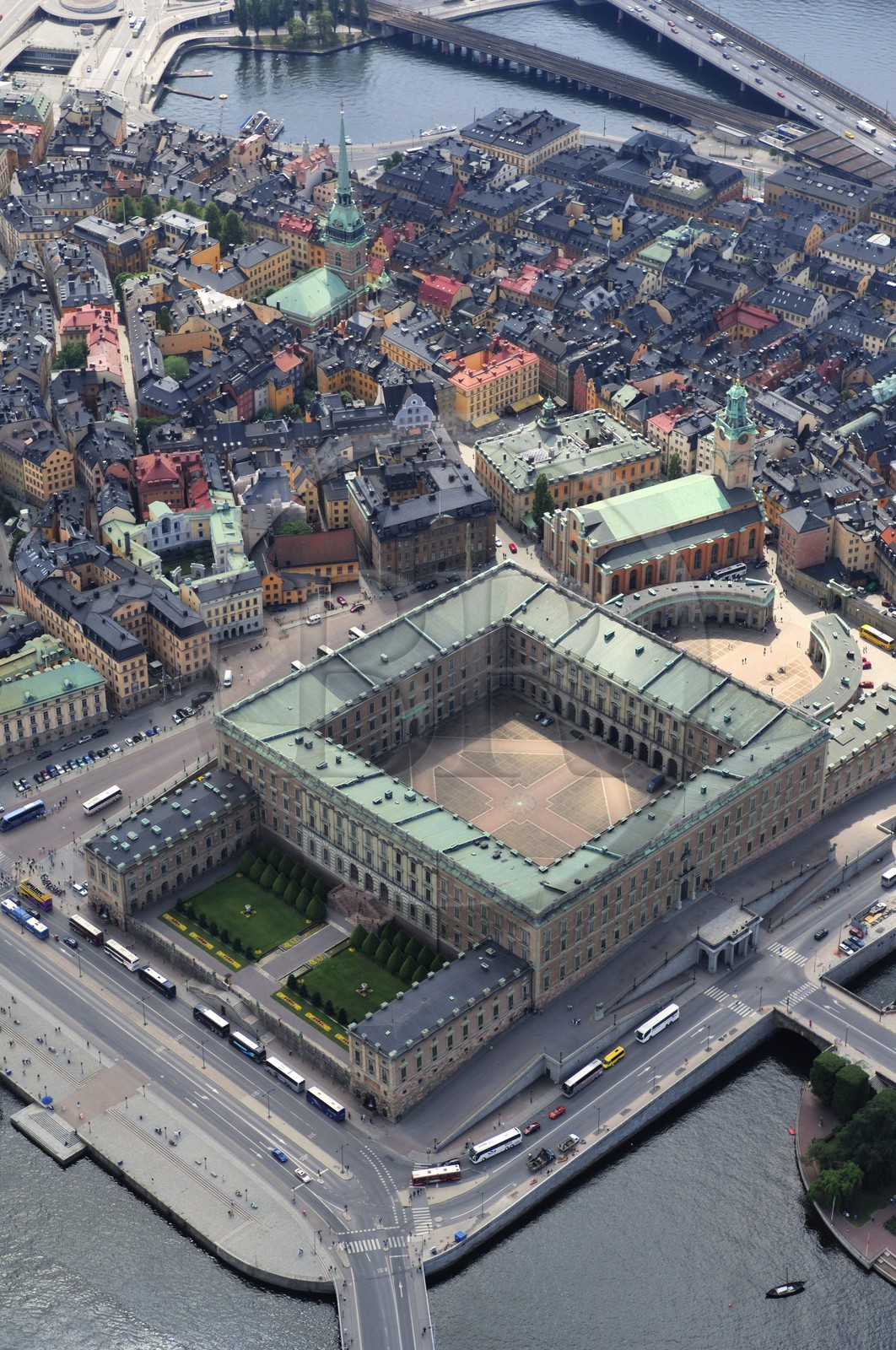 Suède, Stockholm, ile de Gamla Stan (vieille ville) et le Palais Royal  (vue aérienne)