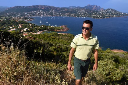 France, Var (83), Agay commune de Saint-Raphaël, massif de l'Estérel, la rade d'Agay et le Pic du Cap Roux en arrière plan, Christophe Pint-Girardot agent de l’Office National des Forêts (ONF)