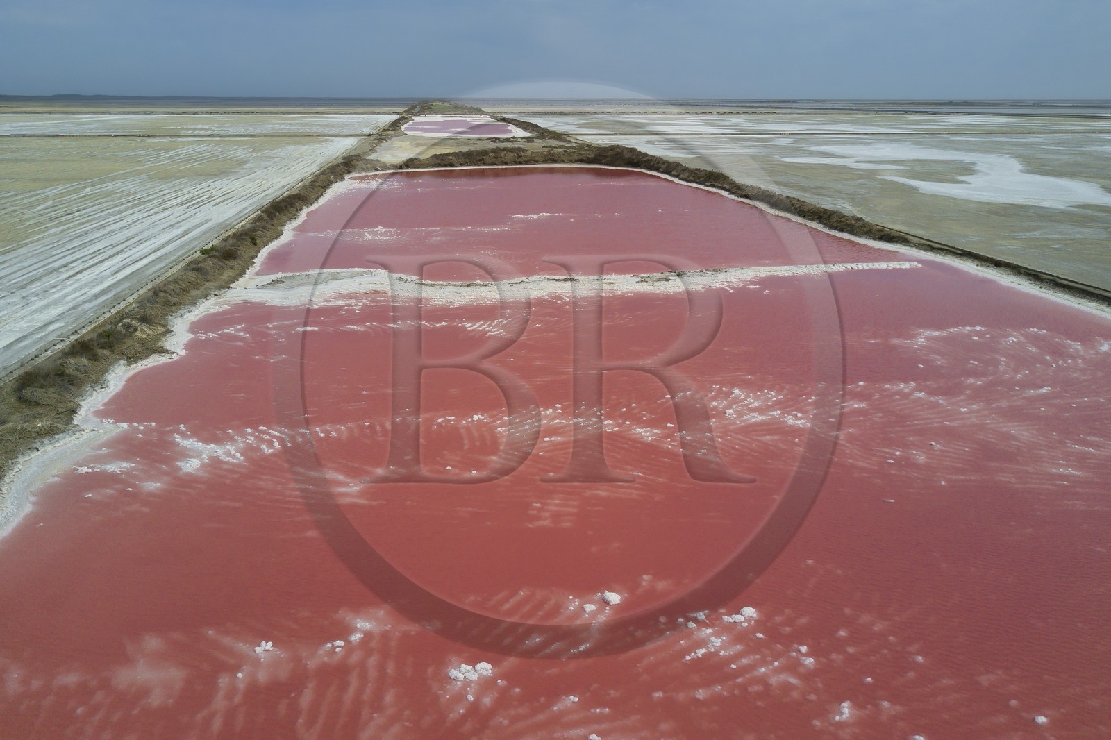 France, Bouches-du-Rhône (13), Camargue, Salin-de-Giraud, les salins du Midi (vue aérienne)