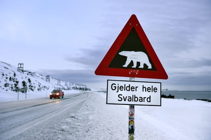 Norvège, Svalbard, Spitzberg, Longyearbyen, panneau de signalisation de danger potentiel de présence d'ours blanc, Gjelder hele Svalbard s'applique à tout le Svalbard