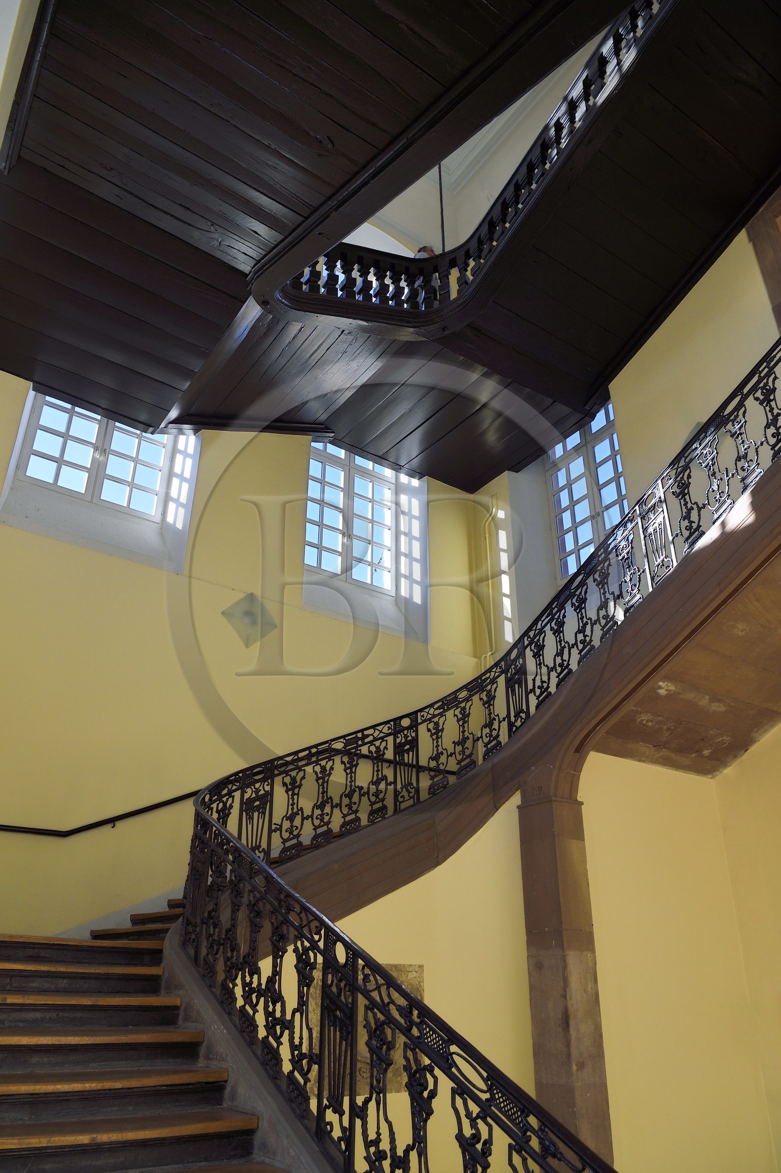 France, Bas-Rhin (67), Strasbourg, vieille ville classée au Patrimoine Mondial de l'UNESCO, l'Hopital Civil, site principal et historique des Hopitaux universitaires de Strasbourg, le grand escalier du batiment historique principal reconstruit au XVIIIe siècle
