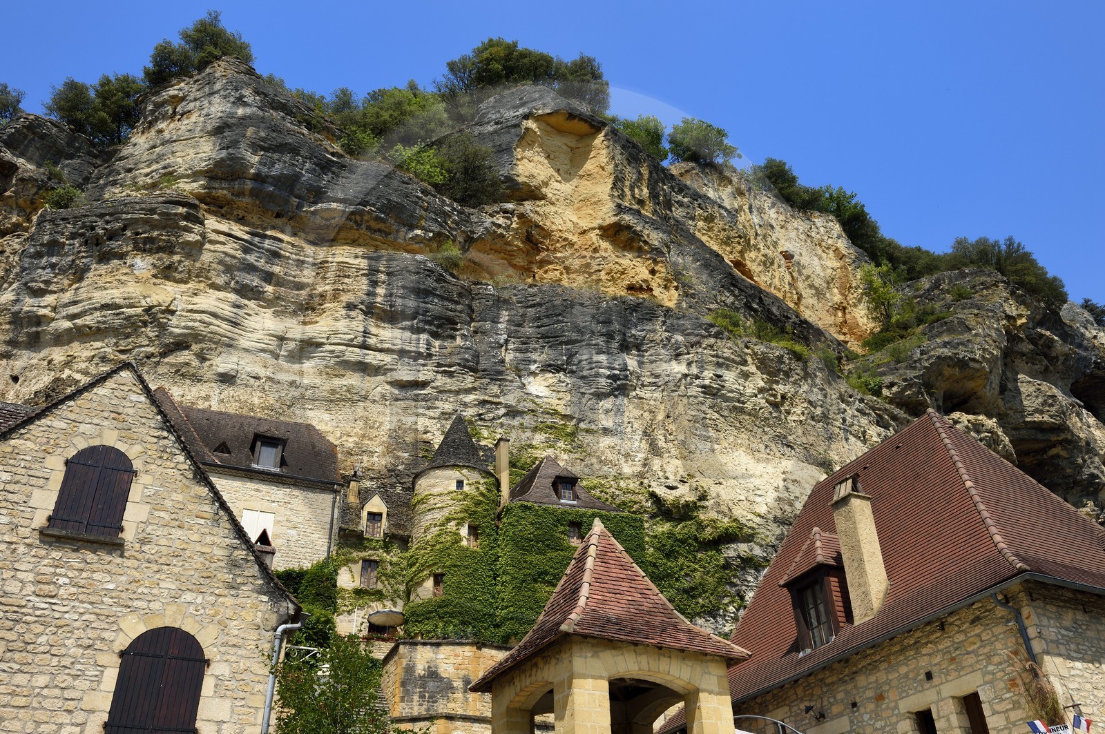 France, Dordogne (24), Périgord Noir, vallée de la Dordogne, La Roque-Gageac, labellisé Les Plus Beaux Villages de France, les maisons sous la falaise