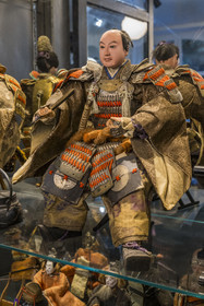 France, Nièvre (58), Nevers, Bonjour Guesthouse, une maison d’hôtes élégante et accueillante peuplée d’objets de collection rapportés des quatre coins de monde, poupées japonaises de samouraïs en costume traditionnel