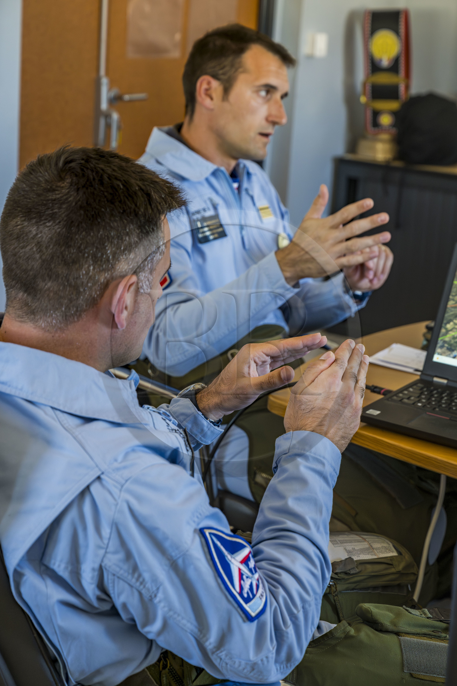 France, Bouches-du-Rhône (13), Salon-de-Provence, base aerienne 701, base de la Patrouille de France (PAF pour Patrouille acrobatique de France) de l'Armée de l'air et de l'espace française, répétition de la musique, visualisation mentale du vol, sous la direction le commandant et leader Julien Decorte lors du briefing dans les locaux de la Patrouille de France