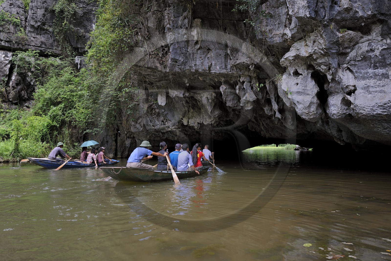 Vietnam, province de Ninh Binh, région surnommée la baie d'Halong terrestre, excursion en barque à Tam Coc entouré de paysages karstiques, passage d'une des trois grottes naturelles crées par la rivière