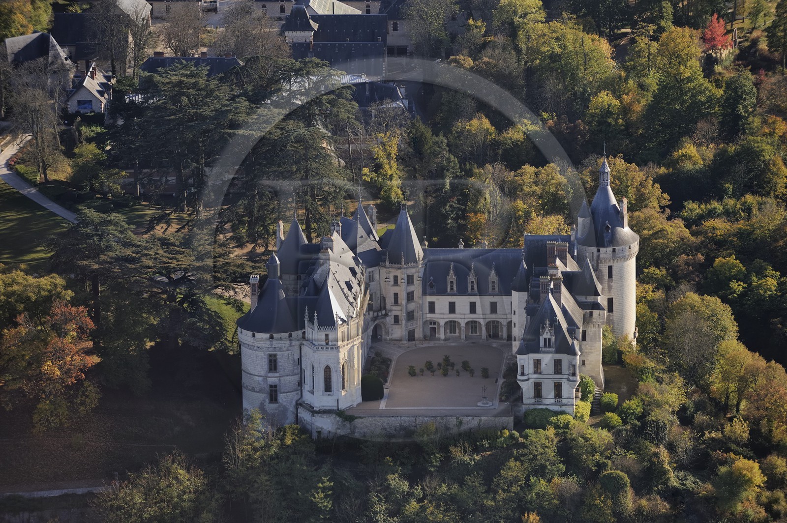 France, Loir-et-Cher (41), Vallée de la Loire classée Patrimoine Mondial de l'UNESCO, château de Chaumont-sur-Loire (vue aérienne)