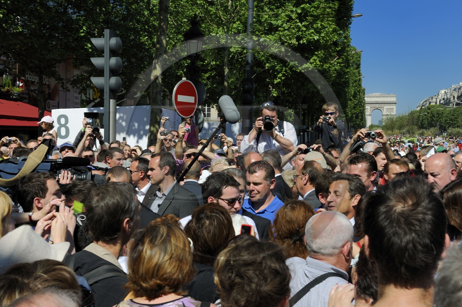 France, Paris (75), opération Nature Capitale 2010 sur les Champs-Elysées, le président Nicolas Sarkozy au milieu de la foule