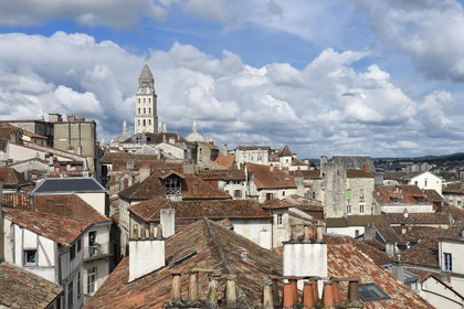 France, Dordogne (24), Périgord Blanc, Périgueux, vue depuis la tour Mataguerre sur les toits de la vieille ville et Cathédrale Saint-Front, étape sur le chemin de Saint-Jacques-de-Compostelle site classé Patrimoine Mondial de l'UNESCO