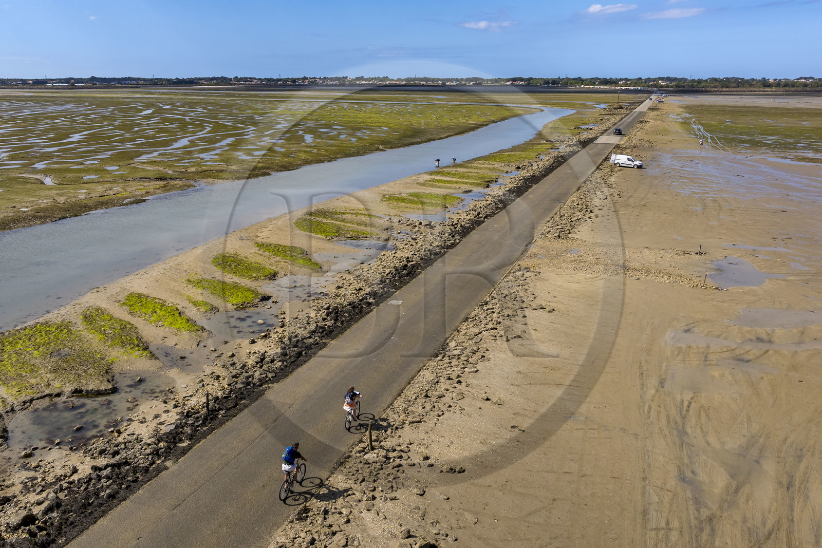 France, Vendée (85), île de Noirmoutier, Barbatre, cyclistes sur le passage du Gois, chaussée submersible qui relie l'île au continent à marrée basse (vue aérienne)