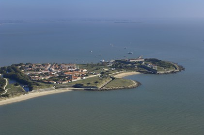 France, Charente-Maritime (17), Ile d'Aix, le bourg (vue aérienne)