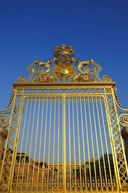 France, Yvelines (78), château de Versailles, classé Patrimoine Mondial de l'UNESCO, porte de la grille royale dessinée par Mansart séparant la cour royale restaurée en juin 2008