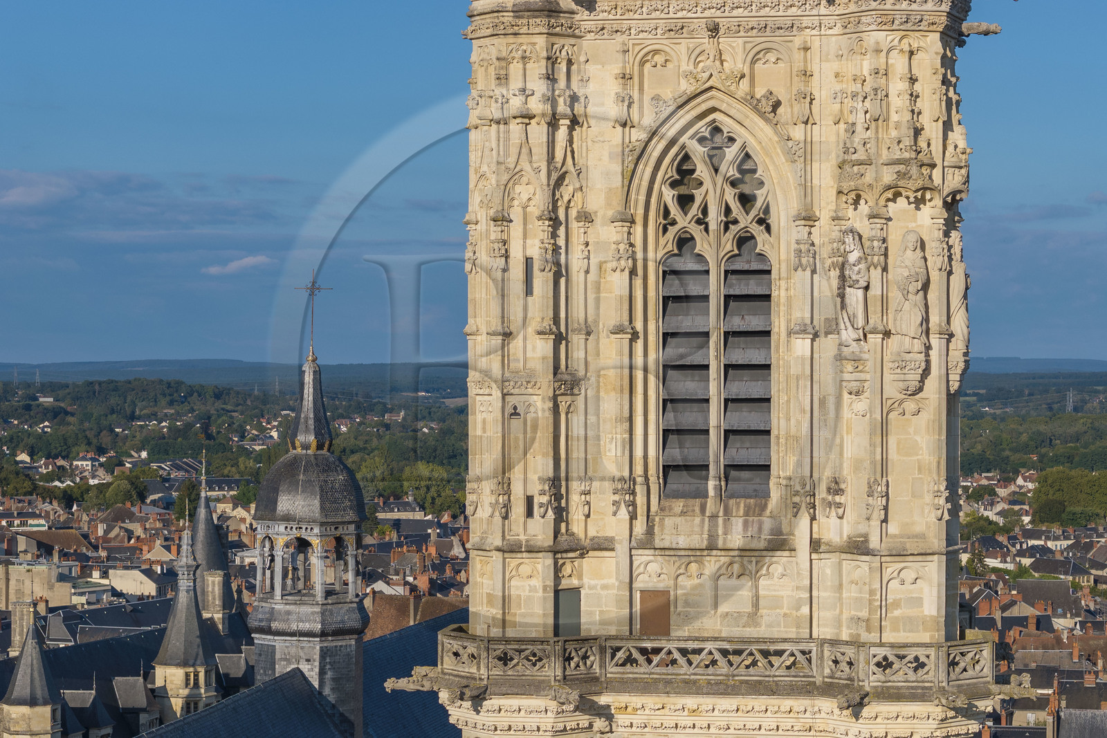 France, Nièvre (58), Nevers, cathédrale Saint-Cyr-et-Sainte-Julitte, la tour Bohier (vue aérienne)
