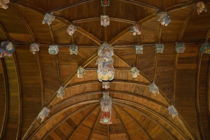 France, Côtes-d'Armor (22), église de Loc-Envel, sculptures peintes en bois sur la sablière décorant la voûte (16ème siècle)