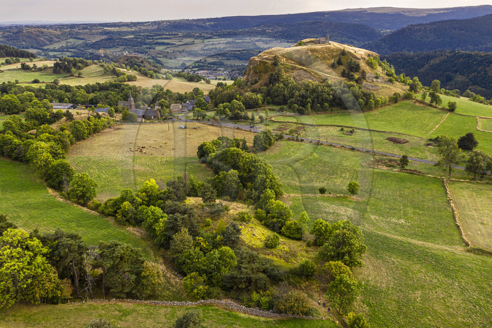 France, Cantal (15), Parc Naturel Régional des Volcans d'Auvergne, Chastel-sur-Murat, Chapelle Saint Antoine du XIIe siècle perchée sur un promontoire, randonneurs sur le chemin de Saint-Jacques de Compostelle par la Via Arverna (vue aérienne)