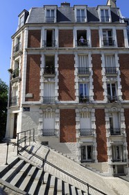 France, Paris (75), la Butte Montmartre, l'immeuble du n°12 rue Saint Vincent à l'angle de la Rue du Mont Cenis où le peintre Utrillo fut enfermé