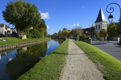 France, Seine-et-Marne (77), Claye-Souilly, le canal de l'Ourcq