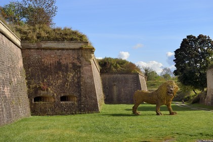 France, Haut-Rhin (68), Neuf-Brisach, ville fortifiée par Vauban, classée Patrimoine Mondial de l'UNESCO, fossé et fortifications au niveau de la Porte de Belfort au sud-ouest, sculpture en paille représentant un lion créé pour Remp'arts