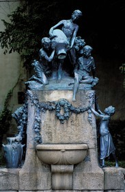 France, Saône-et-Loire (71), Le Creusot, château de La Verrerie, statue de 3 fils et de la fille Schneider