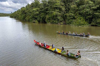 France, Guyane, Kourou, Camp Maripas, course de deux pirogues P12 (pirogue traditionnelle Guyanaise adaptée en résine) sur le fleuve Kourou (vue aérienne)