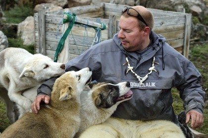 Groenland, cote ouest, Uummannaq, l'éleveur de chiens de traineau Malti Suulutsun portant un pantalon en peau d'ours