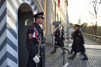 République Tchèque, Prague, Hradcany (quartier du chateau), garde à l'entrée du chateau royal, relève de la garde