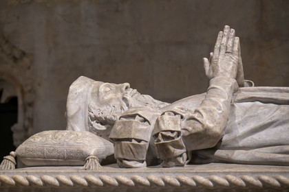 Portugal, Lisbonne, Bélem, Monastere des Hiéronymites (Mosteiro dos Jerónimos), classé Patrimoine Mondial de l'UNESCO, église Santa Maria, tombeau de Vasco de Gama sculpté de cordages, de sphères armillaires et autres emblèmes marins, il est de style manuélin