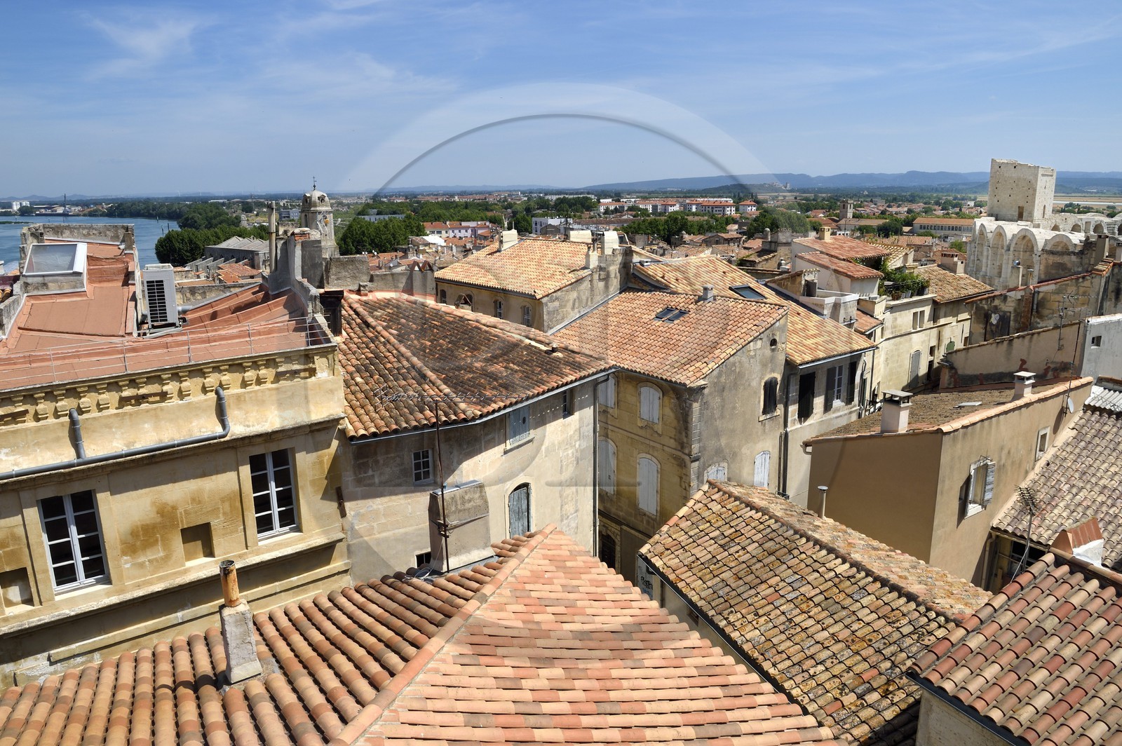 France, Bouches-du-Rhône (13), Arles, vue sur la ville depuis le toit-terrasse de l’hotel particulier de Donine, les arénes à droite en arrière plan et les Alpilles