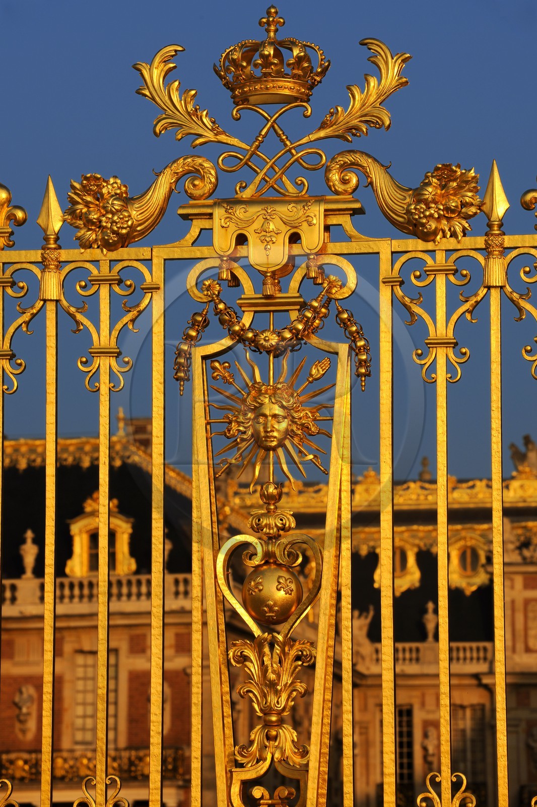 France, Yvelines (78), château de Versailles, classé Patrimoine Mondial de l'UNESCO, détail de la grille royale dessinée par Mansart séparant la cour royale restaurée en juin 2008