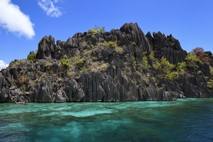 Philippines, Calamian Islands dans le nord de Palawan, Coron Island Natural Biotic Area, lagon et falaises de calcaire du Permien d'origine jurassique
