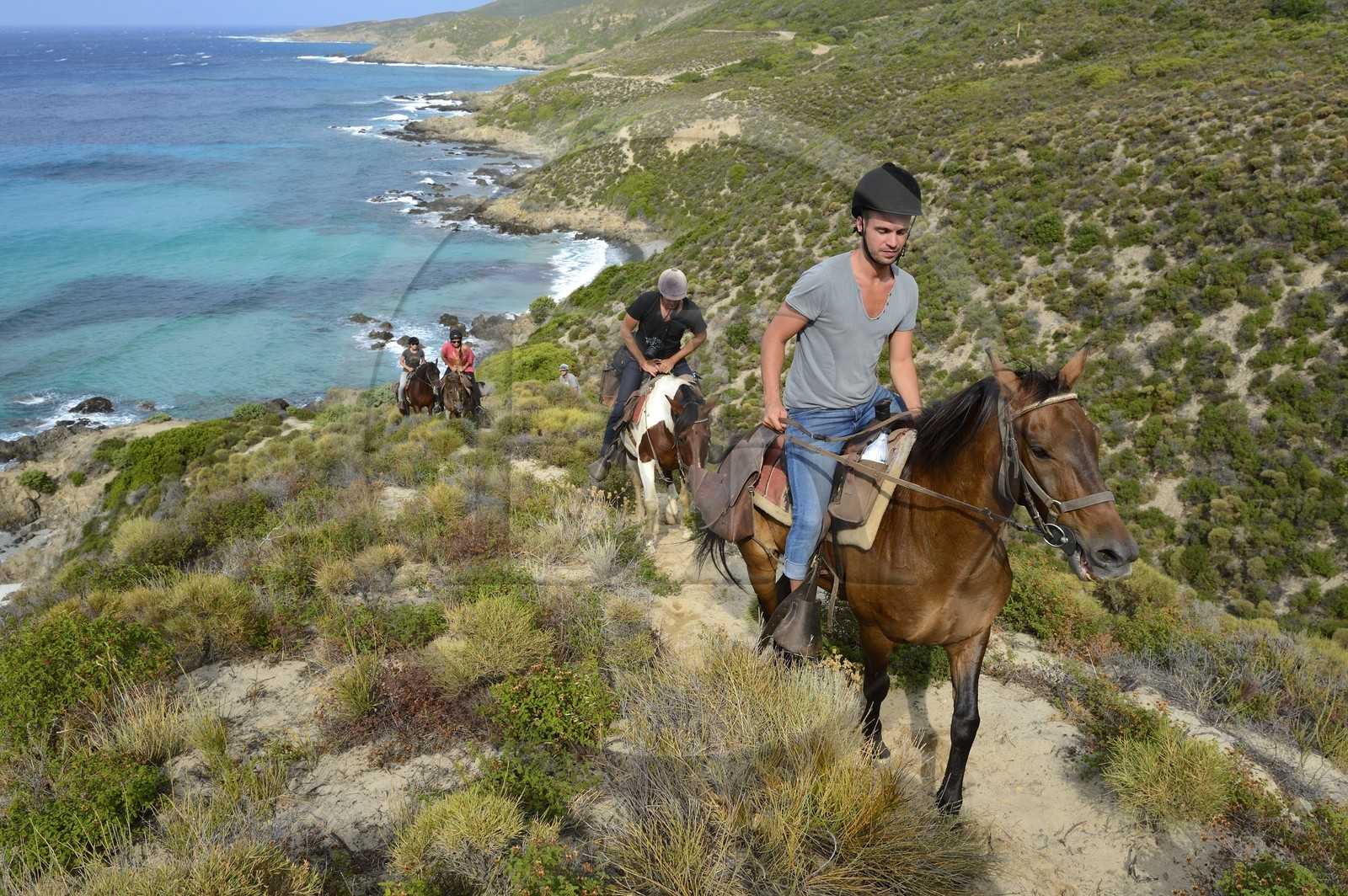 France, Haute-Corse (2B), Nebbio, Punta di l’Acciolu (Acciola), cavaliers en randonnée dans le désert des Agriates